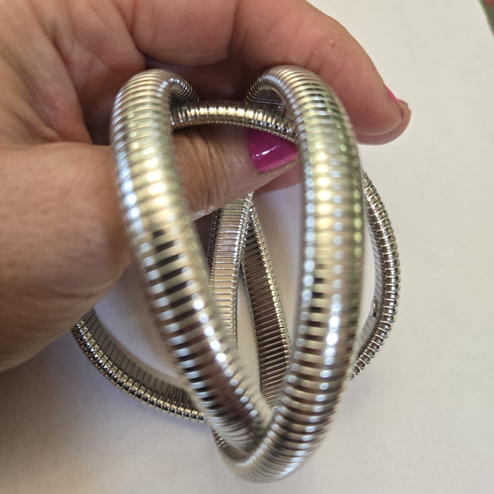 Interlocking Omega Bracelet - Picture 6 of 10